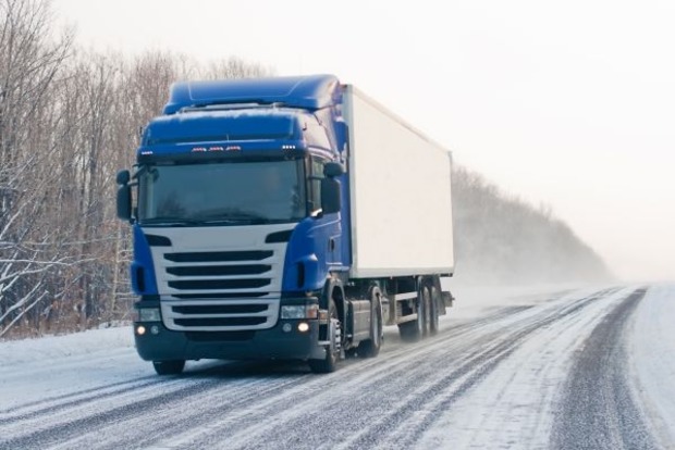 Снегопад в Украине: в четырех областях ограничено движение транспорта 