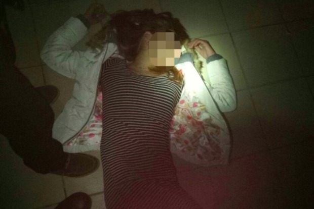 В Киеве девушка пыталась сброситься с 25-го этажа и повисла на перилах