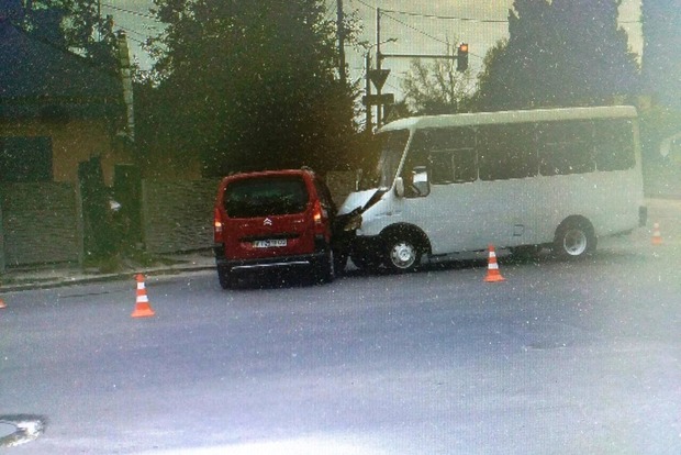 Автобус попал в ДТП под Киевом, трое пострадавших