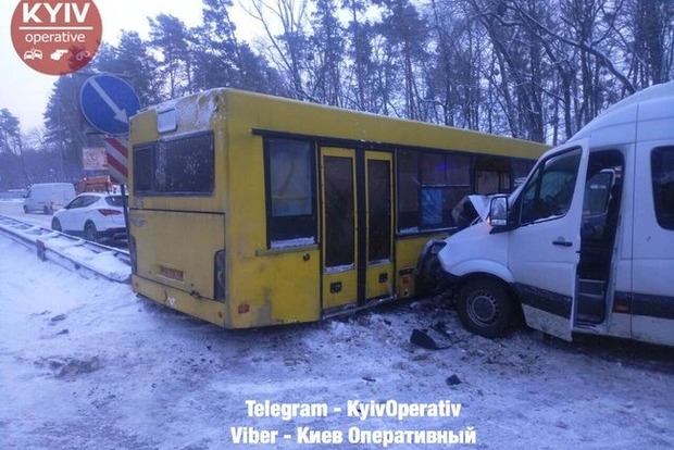 На трассе Киев - Чоп столкнулись автобус и маршрутка, образовалась огромная пробка