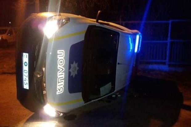 В Киевской области пьяный водитель ВАЗа протаранил полицейский автомобиль