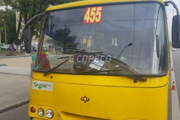 В Киеве одна маршрутка врезалась в другую при высадке пассажиров 