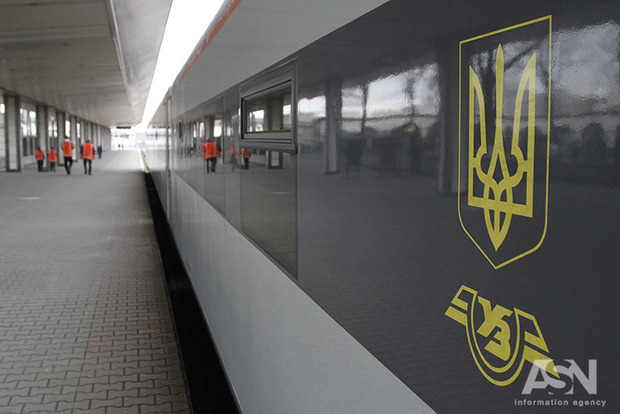 Екскаватор протаранив потяг «Київ - Перемишль»