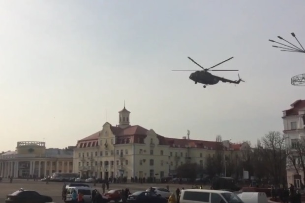 Генерал вызвал волну возмущения своим приземлением на вертолете в центре Чернигова