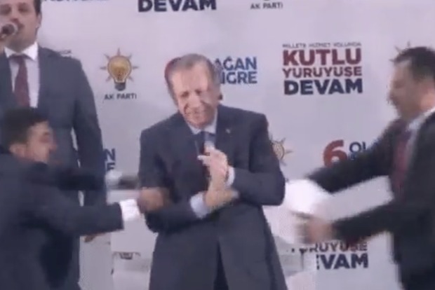 Чоловік, який хотів обійняти президента Туреччини, викликав паніку