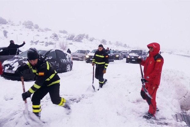 Снігопади паралізували Іспанію, тисячі авто застрягли у сніговому полоні