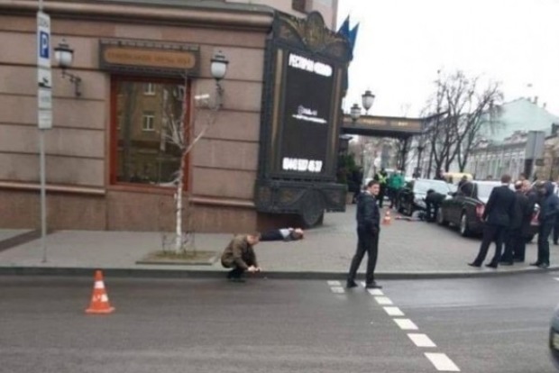 Порошенко викликав до себе Грицака і Турчинова через стрілянину в центрі Києва