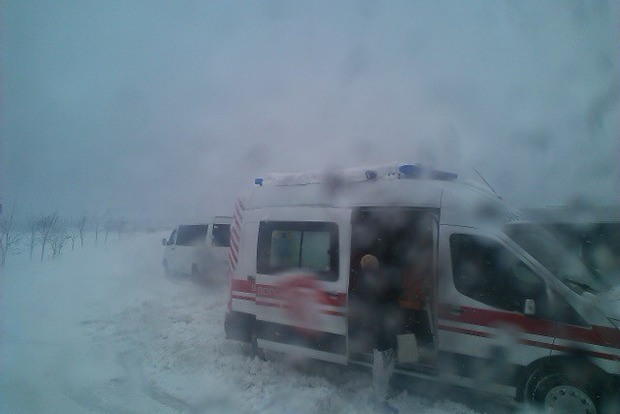 Под Одессой в снежном сугробе застряла «скорая» с беременной женщиной