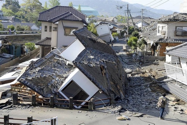 Число жертв землетрясений в Японии превысило 40 человек