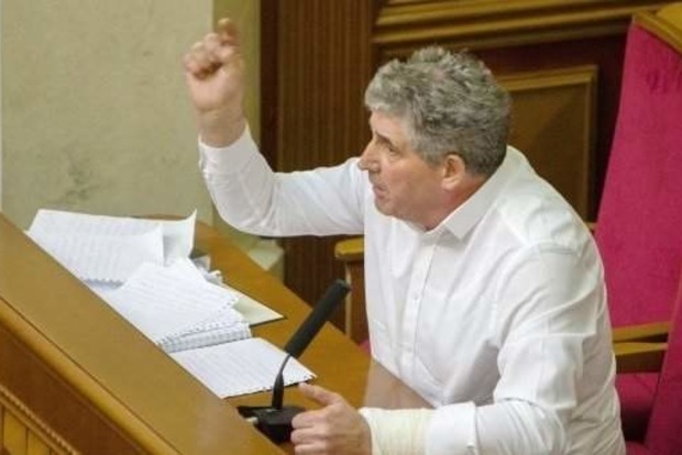 Украинский судья попытался вскрыть вены шариковой ручкой