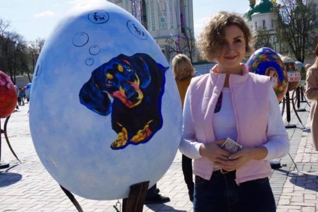 Викрадену з виставки в центрі Києва величезну писанку з собакою знайшли