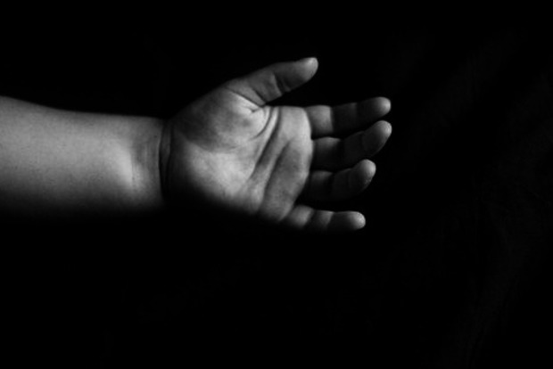 Дві рани в серце: у Черкасах в гуртожитку знайшли коробку з убитим немовлям