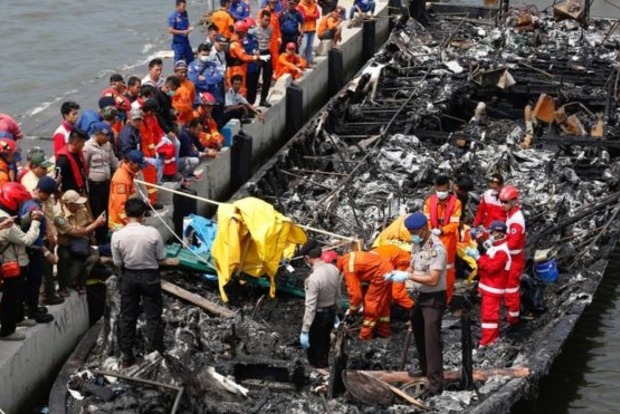 23 туристи загинули під час пожежі порома в Індонезії