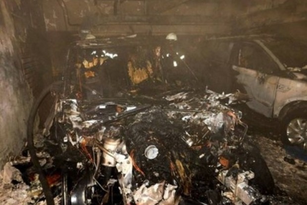 В подземном паркинге на Оболони сгорели два Land Rover