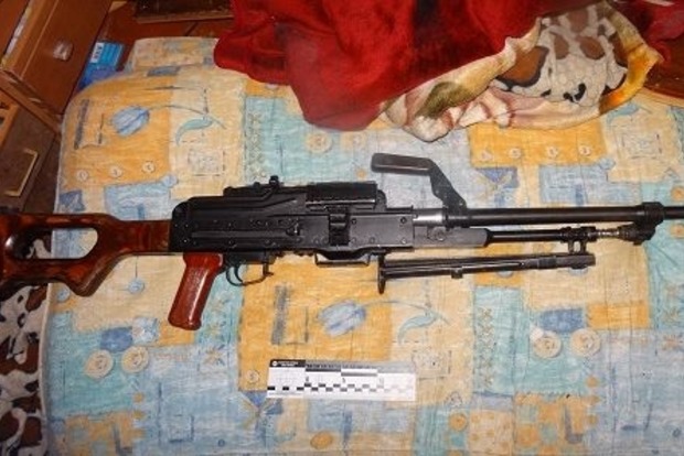 В киевской квартире полиция обнаружила пулемет и наркотики