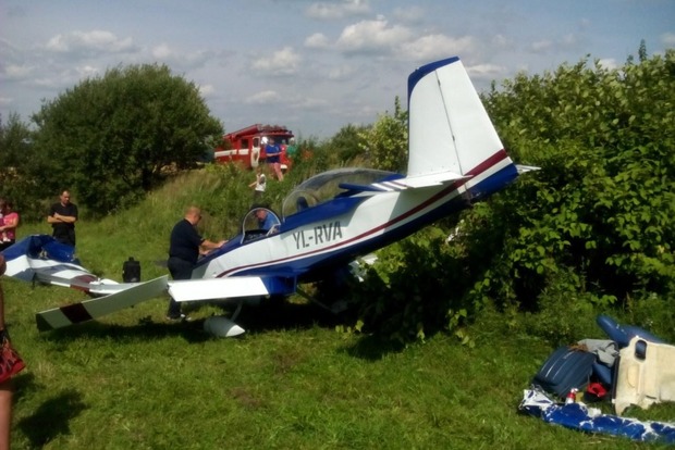 Во Львовской области самолет совершил вынужденную жесткую посадку (фото)