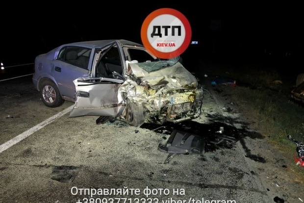 Кошмарное ДТП под Киевом: людей выбросило из машины, автомобили разлетелись на десятки метров (ФОТО)