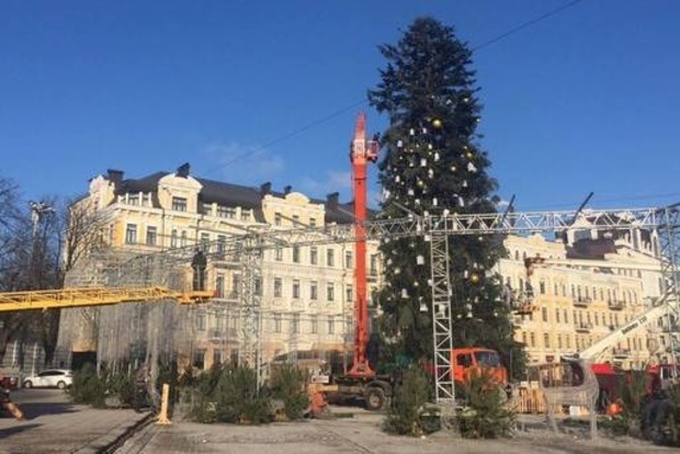 Вот и праздникам конец: главную елку Украины разобрали