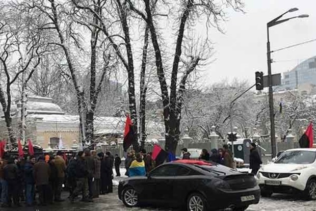 В Киеве активисты начали автопробег к дому президента