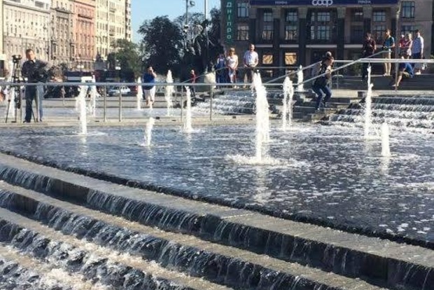 На Майдане Независимости запустили обновленный Каскадный фонтан (фото)