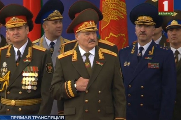У Білорусі пройшов військовий парад з холодильниками, пральними машинами і диванами