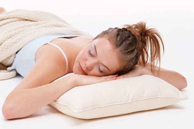 Вчені назвали найбільш шкідливу позу для сну