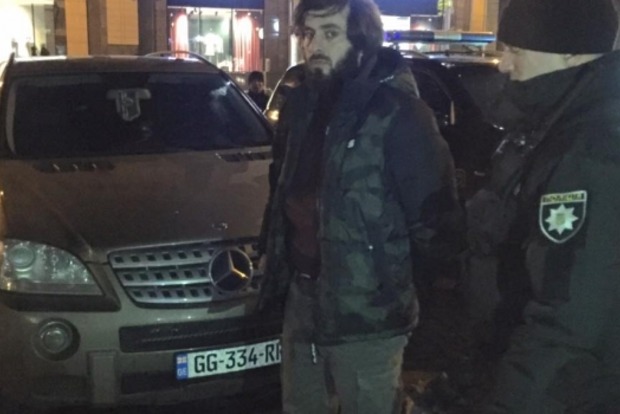 У центрі Києва затримано озброєних «чеченських розвідників» на Mercedes