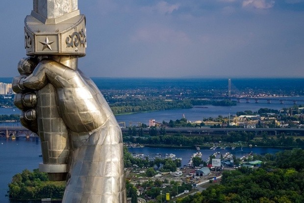 В Киеве предложили снести Монумент Родины-Матери