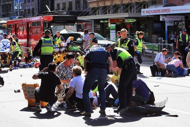 Автомобиль наехал на толпу людей в Австралии, 16 пострадавших