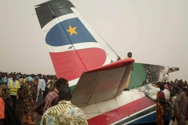 В Южном Судане при заходе на посадку рухнул самолет. Десятки погибших