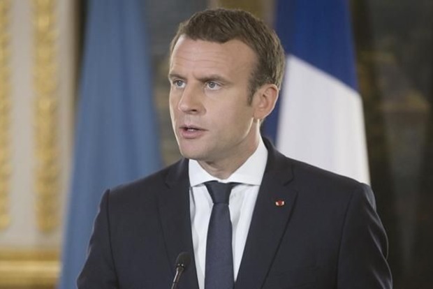 Макрон зупинить протести у Франції референдумом