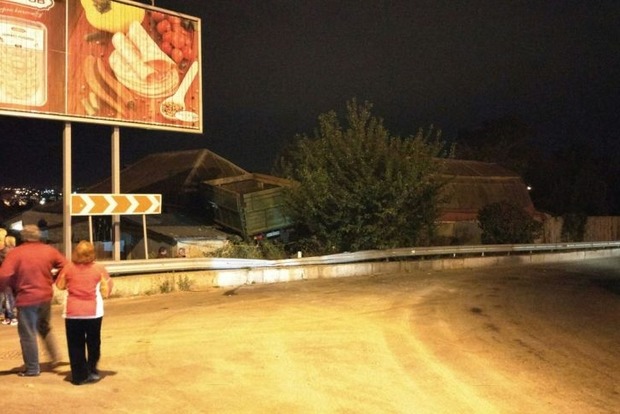 В Харькове грузовик ЗИЛ въехал на крышу дома (фото, видео)