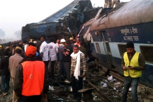 В Індії в залізничній катастрофі загинули десятки людей