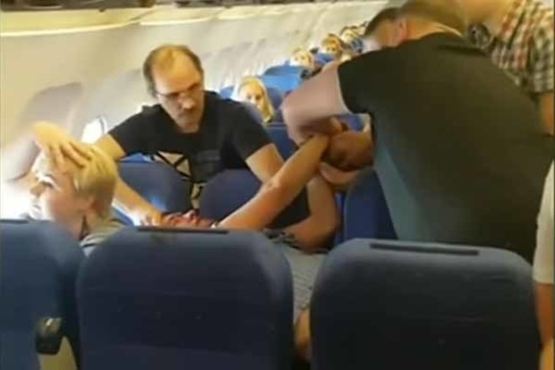 Появилось видео пьяной драки в самолете Москва-Анталия