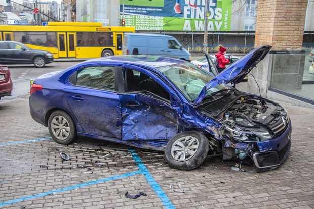 ДТП у Києві: машини вилетіли на тротуар, є постраждалі