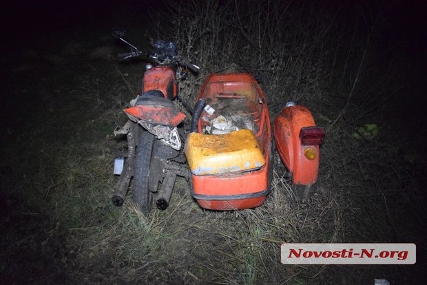 Страшное ДТП в Николаевской области: Байкер пробил головой лобовуху Lada