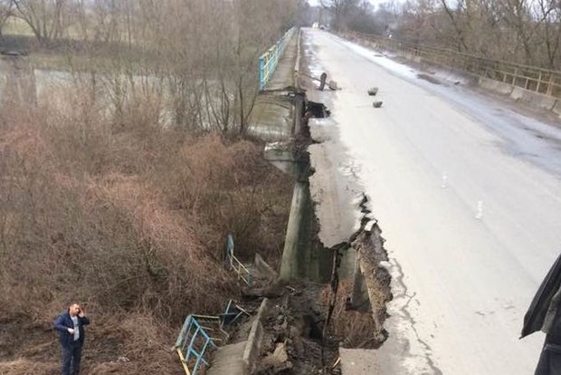 Обрушилась часть моста через Днестр во Львовской области