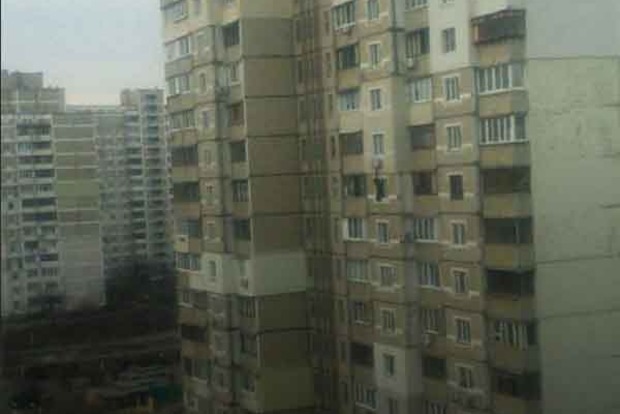 У Києві чоловік погрожує зістрибнути з вікна висотки