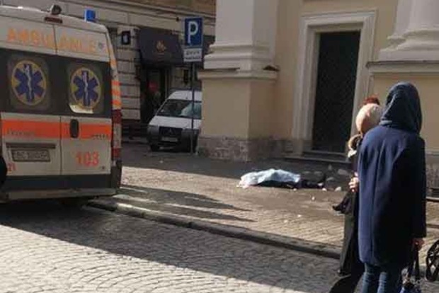 У Львові жінку вбила брила льоду, що впала з даху церкви