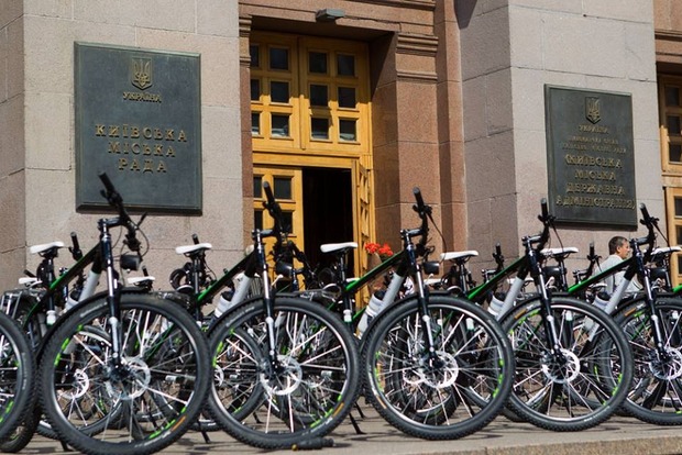 Киевские патрульные получили 100 велосипедов