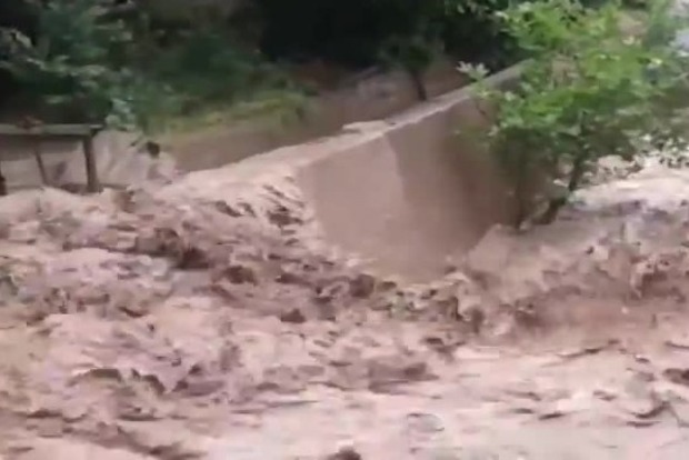 ﻿З'явилося відео селевих потоків, що зійшли в Таджикистані (відео)