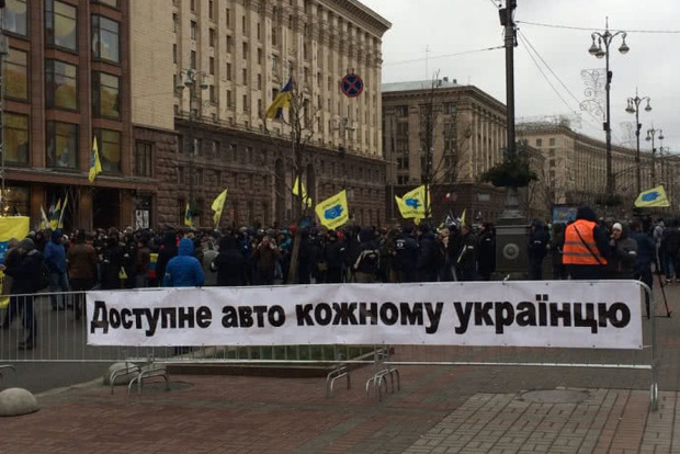 Протест в центрі Києва. Хрещатик заполонили авто на єврономерах