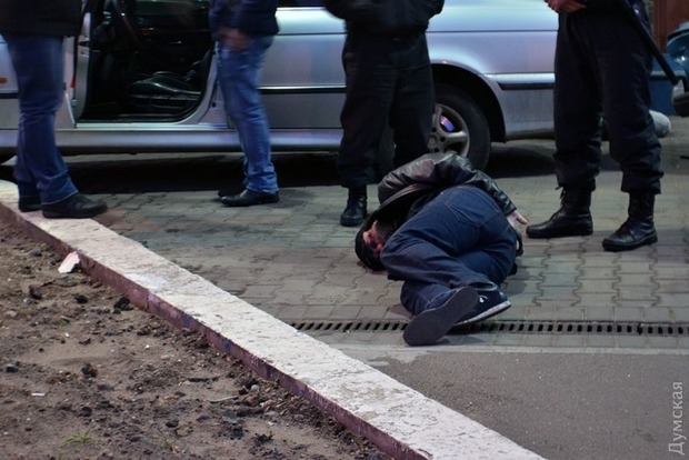 На заправке в Одессе задержали группу вооруженных людей, - СМИ