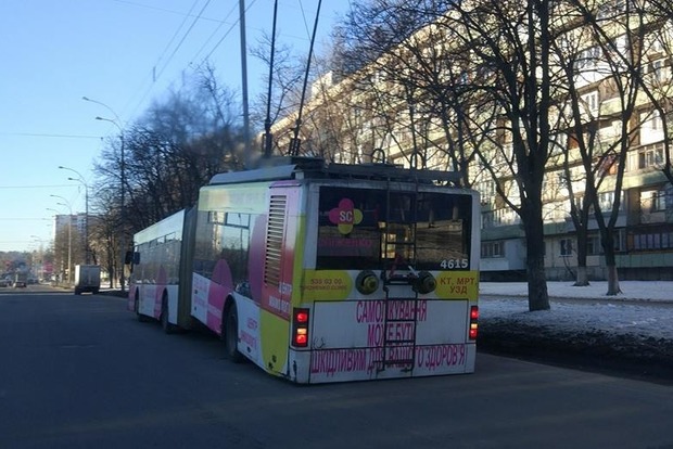 Троллейбус лопнул пополам на Оболони в Киеве