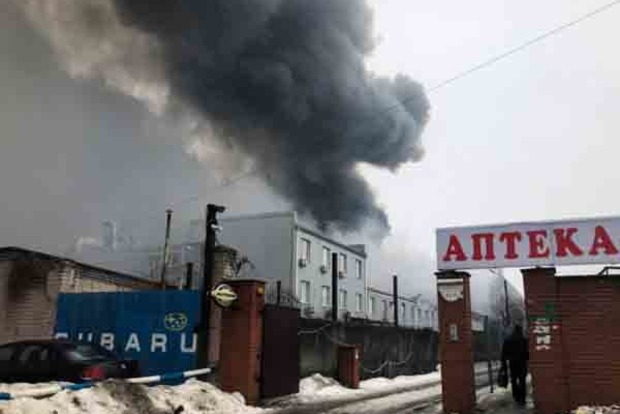 Возле «Дарынка» в Киеве горят склады со стройматериалами