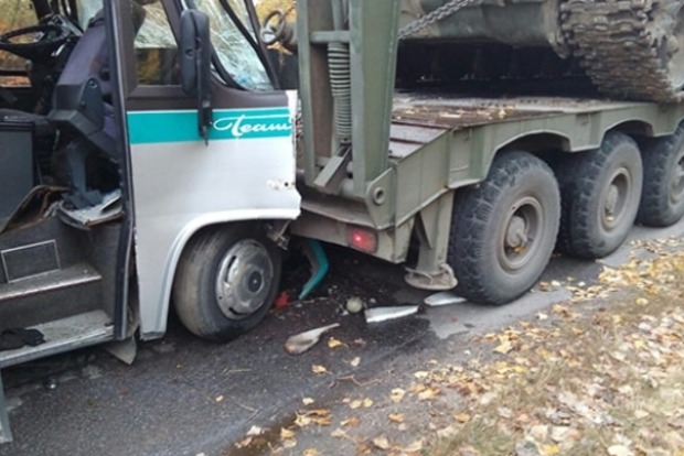 У Вінницькій області автобус врізався у військовий тягач: багато постраждалих