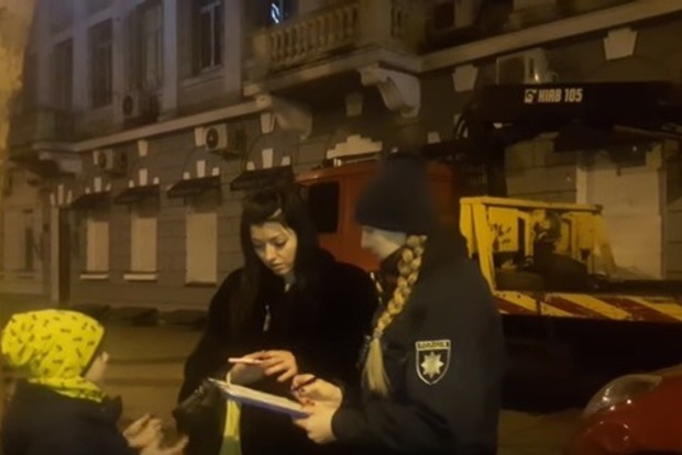 Пьяная чиновница в Одессе угрожала полицейским и ударила журналиста
