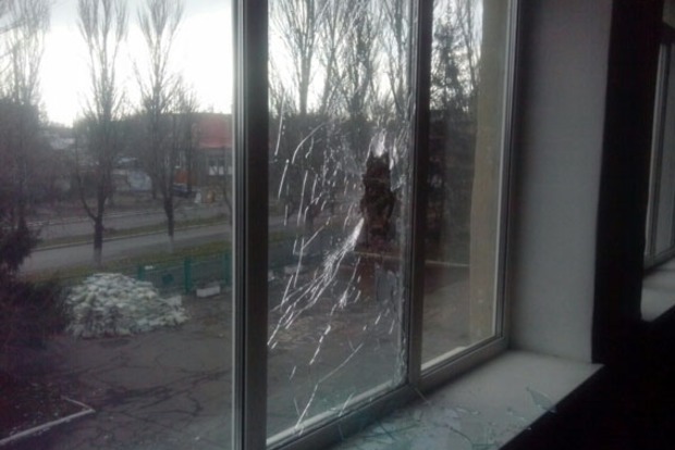 Боевики «ДНР» третий раз за месяц обстреляли школу в Марьинке