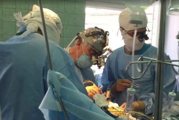 Українські хірурги провели унікальну операцію з видалення пухлини на мозку