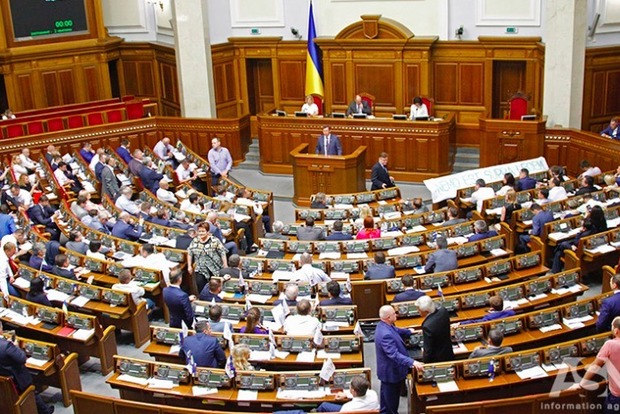 Большинство украинцев поддерживают идею досрочных выборов Рады